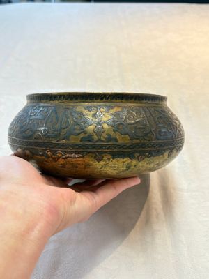 A Persian silver- and copper-inlaid 'calligraphic' brass bowl, 18th C. — 照片 1