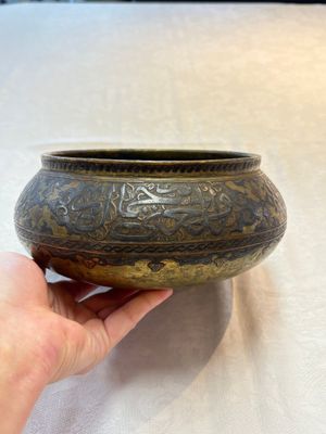 A Persian silver- and copper-inlaid 'calligraphic' brass bowl, 18th C. — 照片 2