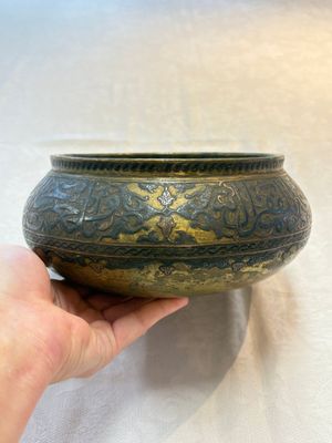 A Persian silver- and copper-inlaid 'calligraphic' brass bowl, 18th C. — 照片 3
