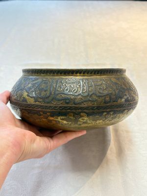 A Persian silver- and copper-inlaid 'calligraphic' brass bowl, 18th C. — 照片 4