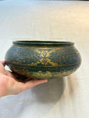 A Persian silver- and copper-inlaid 'calligraphic' brass bowl, 18th C. — 照片 5
