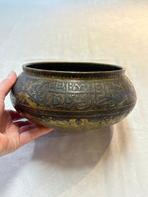 A Persian silver- and copper-inlaid 'calligraphic' brass bowl, 18th C. — 照片 6