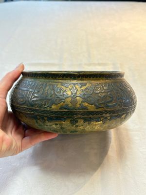 A Persian silver- and copper-inlaid 'calligraphic' brass bowl, 18th C. — 照片 7
