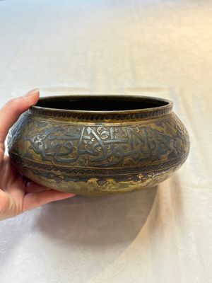 A Persian silver- and copper-inlaid 'calligraphic' brass bowl, 18th C. — 照片 8
