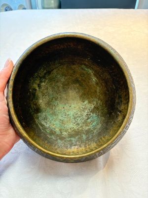 A Persian silver- and copper-inlaid 'calligraphic' brass bowl, 18th C. — 照片 9