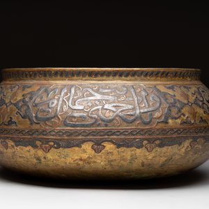 A Persian silver- and copper-inlaid 'calligraphic' brass bowl, 18th C. — 照片 2