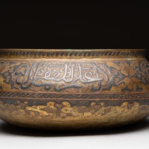 A Persian silver- and copper-inlaid 'calligraphic' brass bowl, 18th C. — 照片 3