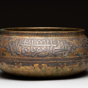 A Persian silver- and copper-inlaid 'calligraphic' brass bowl, 18th C. — 照片 4