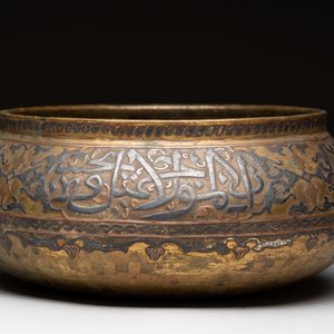 A Persian silver- and copper-inlaid 'calligraphic' brass bowl, 18th C. — 照片 5