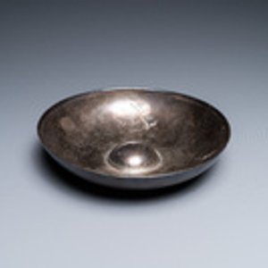 A Persian silver bowl with raised center, 8/12th C. — 照片 2