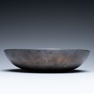 A Persian silver bowl with raised center, 8/12th C. — 照片 3