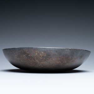 A Persian silver bowl with raised center, 8/12th C. — 照片 4