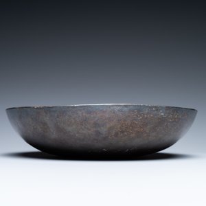 A Persian silver bowl with raised center, 8/12th C. — 照片 5