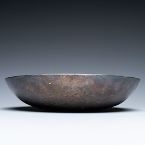 A Persian silver bowl with raised center, 8/12th C. — 照片 6