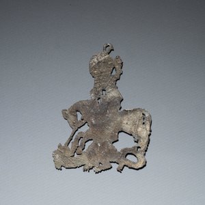 A pewter pilgrim's badge depicting Saint George fighting the dragon, The Netherlands, 14th C. — 照片 2
