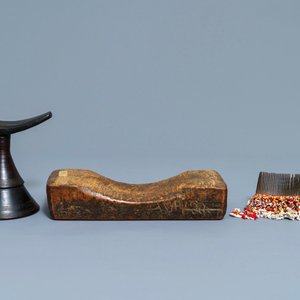 A Philippine Igorot wooden bowl, two African headrests and a comb, 1st half 20th C. — photo 2