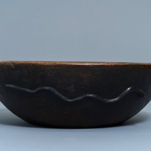 A Philippine Igorot wooden bowl, two African headrests and a comb, 1st half 20th C. — photo 5