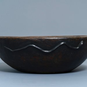 A Philippine Igorot wooden bowl, two African headrests and a comb, 1st half 20th C. — photo 6