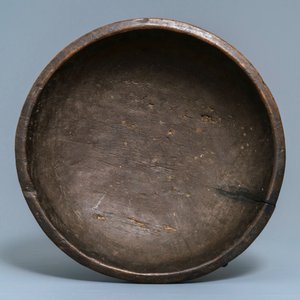 A Philippine Igorot wooden bowl, two African headrests and a comb, 1st half 20th C. — photo 7