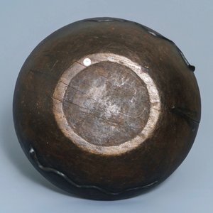A Philippine Igorot wooden bowl, two African headrests and a comb, 1st half 20th C. — photo 8