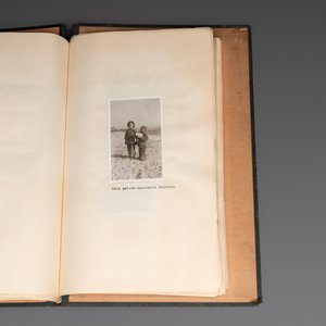A photo album with sights and landmarks in China by staff of the Belgian Embassy, 20th C. — foto 42