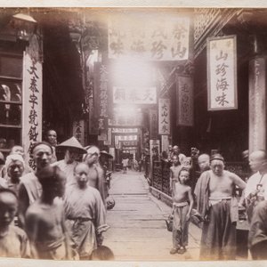 A photo album with sights, landmarks and people of China, incl. Canton, Shanghai, Hangzhou, Guanghzou and Hong Kong, late 19/early 20th C. — photo 12