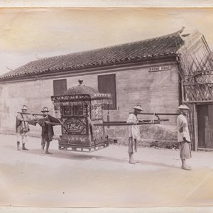 A photo album with sights, landmarks and people of China, incl. Canton, Shanghai, Hangzhou, Guanghzou and Hong Kong, late 19/early 20th C. — photo 15