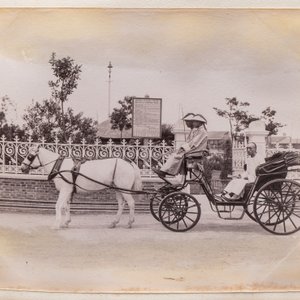A photo album with sights, landmarks and people of China, incl. Canton, Shanghai, Hangzhou, Guanghzou and Hong Kong, late 19/early 20th C. — photo 16