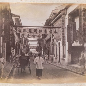 A photo album with sights, landmarks and people of China, incl. Canton, Shanghai, Hangzhou, Guanghzou and Hong Kong, late 19/early 20th C. — photo 17