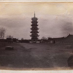 A photo album with sights, landmarks and people of China, incl. Canton, Shanghai, Hangzhou, Guanghzou and Hong Kong, late 19/early 20th C. — photo 19