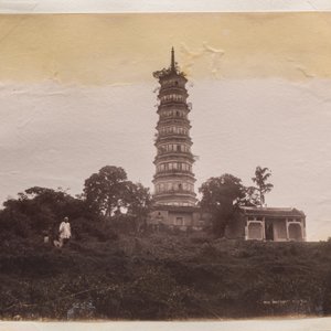A photo album with sights, landmarks and people of China, incl. Canton, Shanghai, Hangzhou, Guanghzou and Hong Kong, late 19/early 20th C. — photo 42