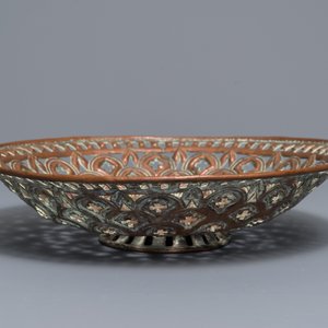 A pierced and engraved brass bowl, Spain or Italy, 17th C. — 照片 3