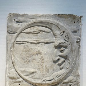 A plaster cast of a brewery advertising sign depicting the moon, 19/20th C., Bruges — photo 1