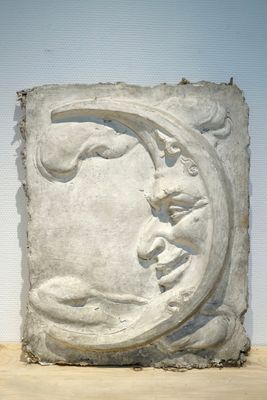 A plaster cast of a brewery advertising sign depicting the moon, 19/20th C., Bruges