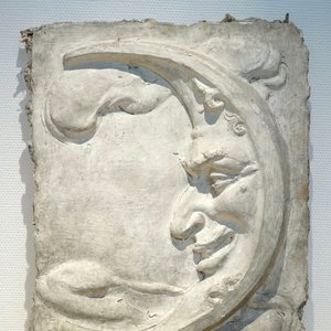 A plaster cast of a brewery advertising sign depicting the moon, 19/20th C., Bruges — 照片 1