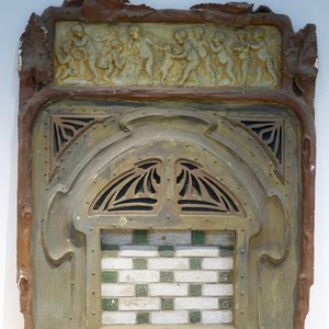 A plaster cast of an art nouveau fireplace front with cherubs, 19/20th C., Bruges — photo 1