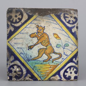 A polcyhrome Antwerp maiolica tile with a monkey, ca. 1600 — photo 1