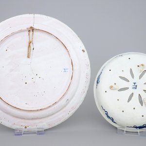 A polcyhrome Dutch Delft strawberry strainer and a Saint-Amand-les-Eaux charger, 18th C. — 照片 2
