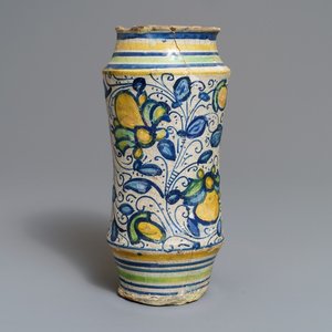 A polychrome 'a foglie' maiolica albarello, Lyon or Montpellier, France, 16th C. — photo 1