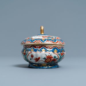 A polychrome and gilded Dutch Delft spice box and cover, early 18th C. — photo 5
