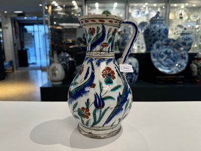 A polychrome and gilt Iznik ewer with tulips, carnation flowers and saz leaves, Turkey, ca. 1600 — foto 1