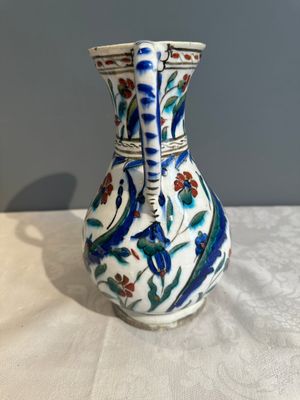A polychrome and gilt Iznik ewer with tulips, carnation flowers and saz leaves, Turkey, ca. 1600 — foto 11
