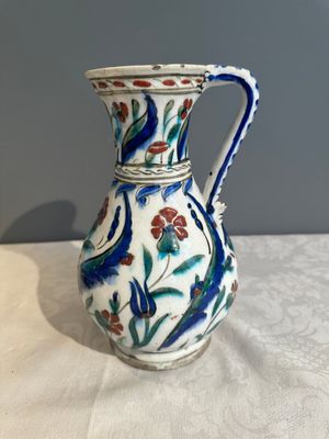 A polychrome and gilt Iznik ewer with tulips, carnation flowers and saz leaves, Turkey, ca. 1600 — foto 12
