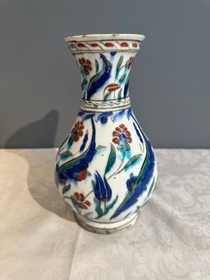 A polychrome and gilt Iznik ewer with tulips, carnation flowers and saz leaves, Turkey, ca. 1600 — foto 13
