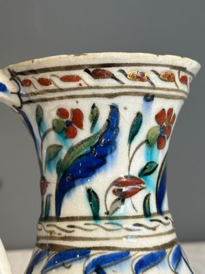 A polychrome and gilt Iznik ewer with tulips, carnation flowers and saz leaves, Turkey, ca. 1600 — foto 15