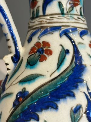 A polychrome and gilt Iznik ewer with tulips, carnation flowers and saz leaves, Turkey, ca. 1600 — foto 17