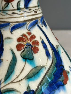 A polychrome and gilt Iznik ewer with tulips, carnation flowers and saz leaves, Turkey, ca. 1600 — foto 18