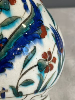 A polychrome and gilt Iznik ewer with tulips, carnation flowers and saz leaves, Turkey, ca. 1600 — foto 19
