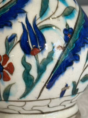 A polychrome and gilt Iznik ewer with tulips, carnation flowers and saz leaves, Turkey, ca. 1600 — foto 20