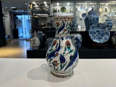 A polychrome and gilt Iznik ewer with tulips, carnation flowers and saz leaves, Turkey, ca. 1600 — foto 2